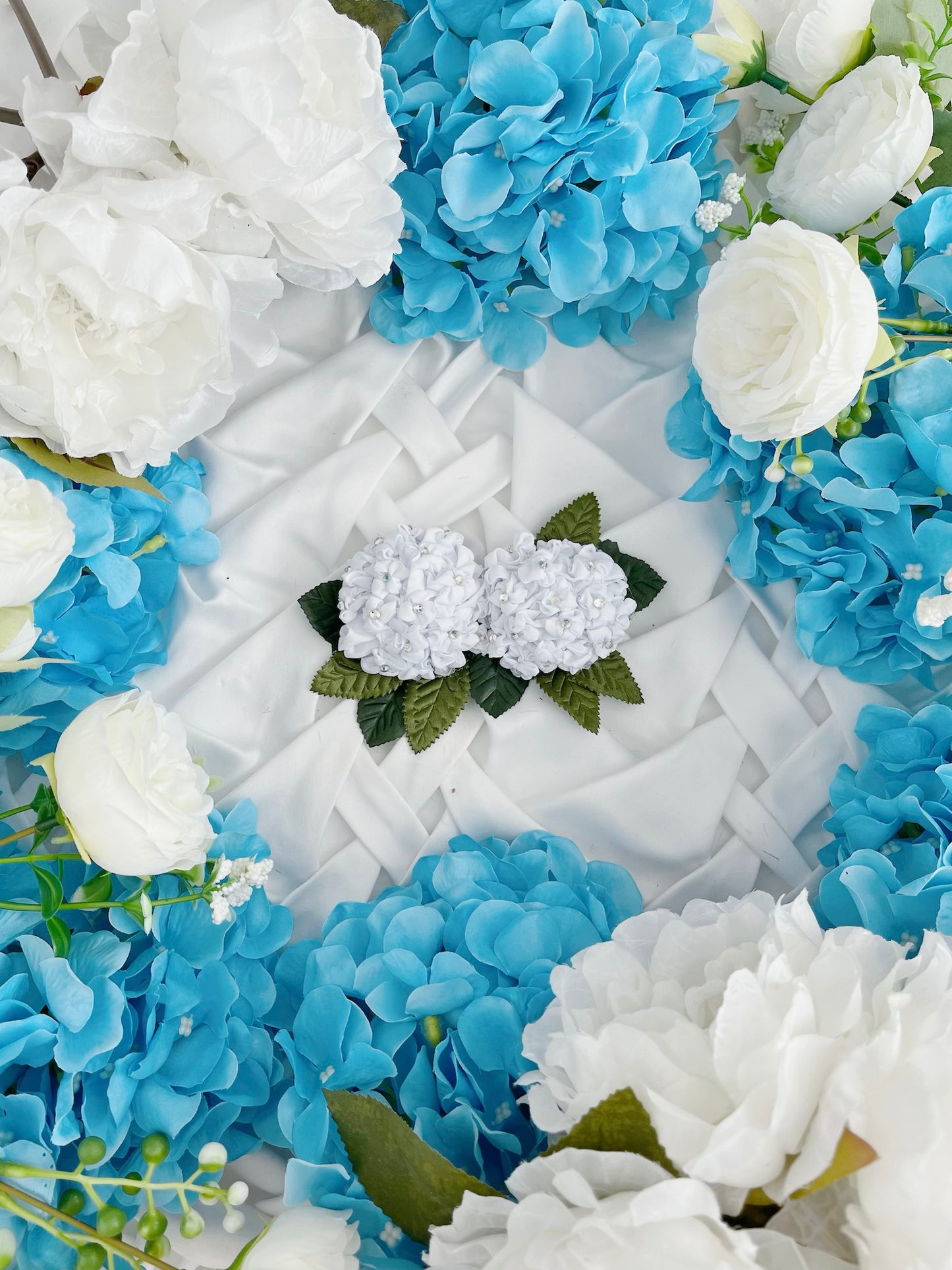 Love Stories - White Hydrangea Flower Bow